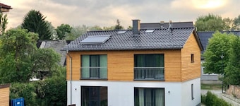 New: Luxurious holiday home with lake view and garden [Whole house, No. 1 + No. 2]
