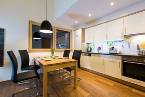 Kjøleskap, ovn, kokeplater og oppvaskmaskin