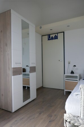 2 bedrooms, iron/ironing board, travel crib, free WiFi - Feel-good house in Port Greve, with a beautiful garden and lots of privacy (Brouwershaven / Den Osse)