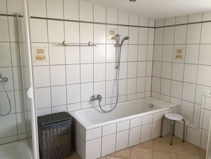 Banheira, secador de cabelo, toalhas de banho, sabonete