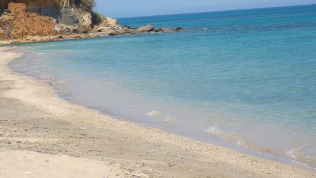 A beach with clear water, sandy shore, and rocky cliffs. - Top holiday home private pool by the sea with private garden for single use (Koroni/Harakopio)