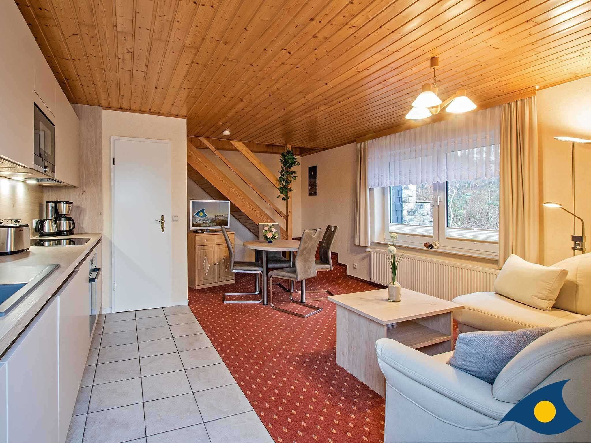 Ein gemütliches Zimmer mit Küche, Essbereich und Wohnbereich.