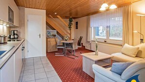Ein gemütliches Zimmer mit Küche, Essbereich und Wohnbereich.