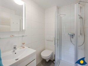 Een douche, handdoeken