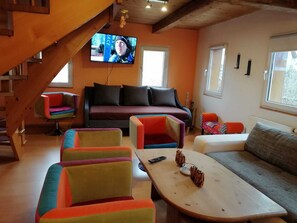 Smart TV, fireplace, DVD player, books