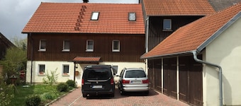 To Bayreuth only 9 km, family friendly, living area 220 m2, free parking, air conditioning, terrace
