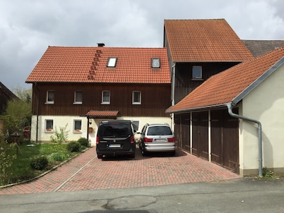 To Bayreuth only 9 km, family friendly, living area 220 m2, free parking, air conditioning, terrace