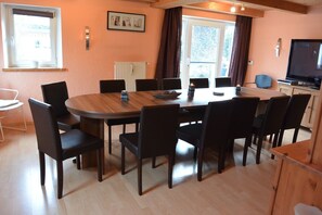Dining - To Bayreuth only 9 km, family friendly, living area 220 m2, free parking, air conditioning, terrace (Mistelgau)