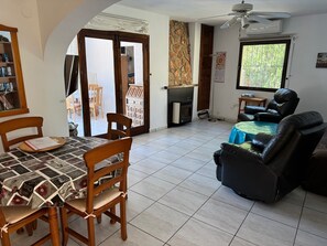 Téléviseur connecté, foyer, livres, chaîne audio