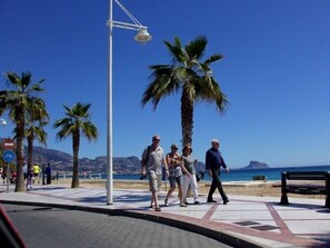 Plage à proximité, chaises longues, serviettes de plage