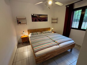 2 chambres, bureau, fer et planche à repasser, lit de bébé portatif