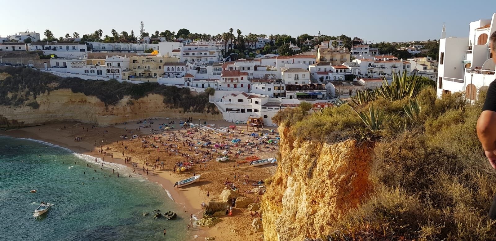 Playa en los alrededores, camastros y toallas de playa 
