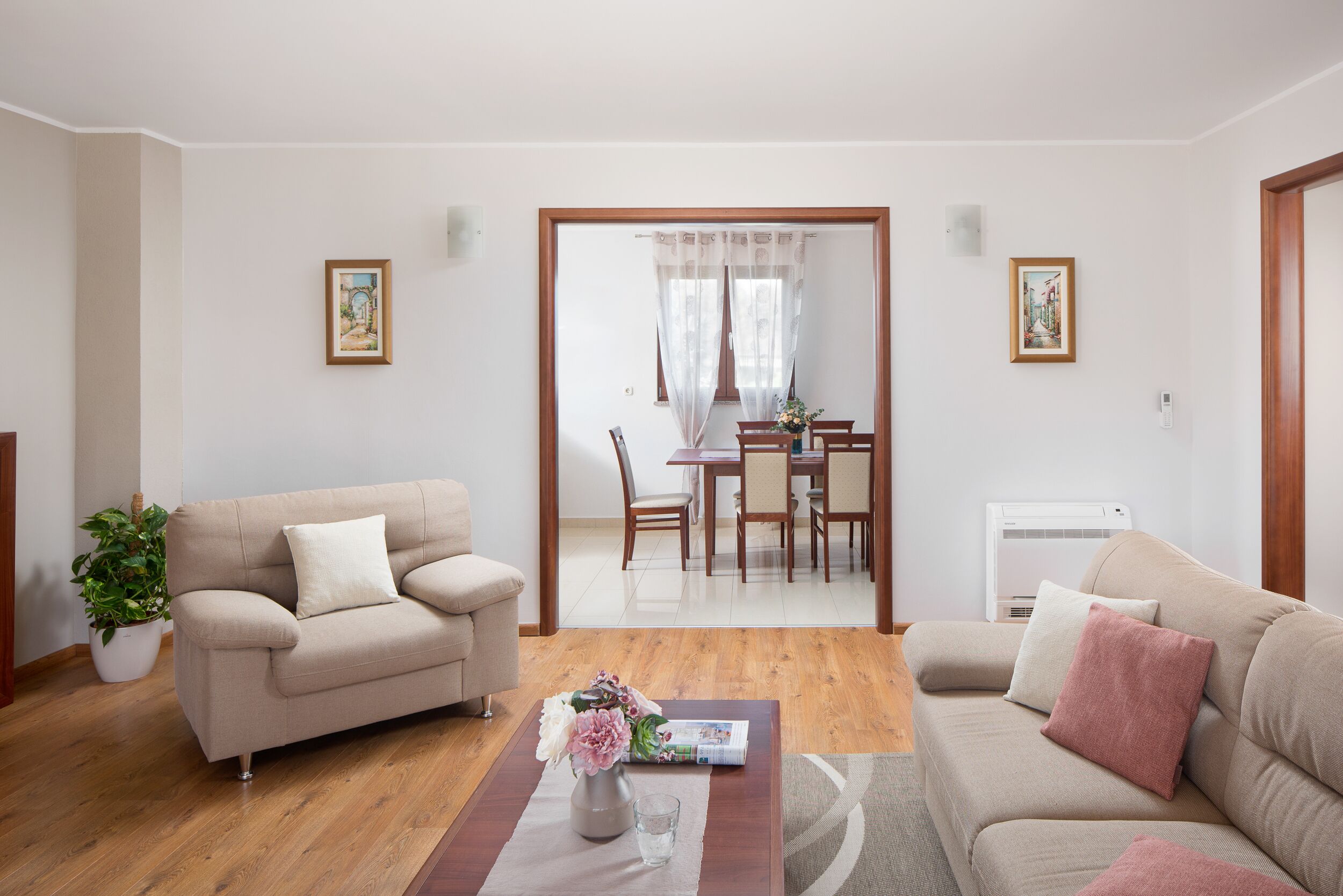 TV, DVD player, pebolim, mesa de pingue-pongue