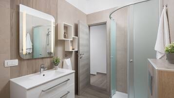 Ensemble baignoire-douche, séchoir à cheveux, bidet, serviettes fournies