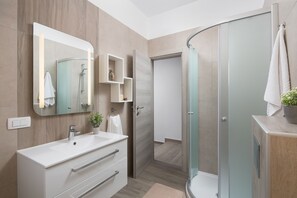 Combined shower/bathtub, hair dryer, bidet, towels