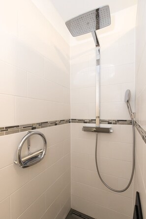 Shower, hair dryer, towels - Vacation home-Fehmarn (Fehmarn)