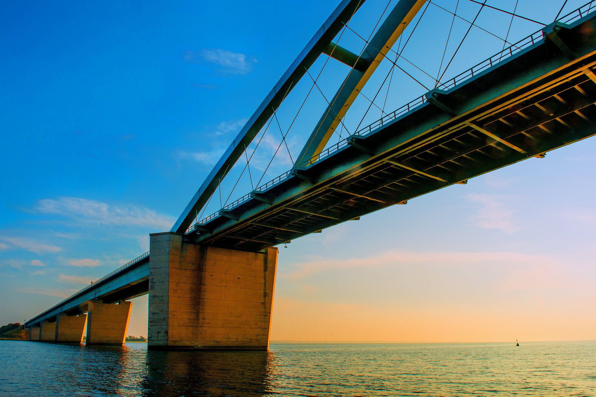 Eine große Brücke mit mehreren Betonpfeilern und einer Stahlkonstruktion.