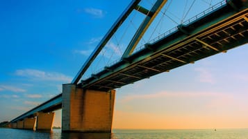 Eine große Brücke mit mehreren Betonpfeilern und einer Stahlkonstruktion.