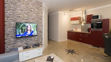 Una Smart TV, videojuegos, un reproductor de DVD, libros