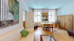 Smart-TV, DVD-Player, Bücher, Musikbibliothek