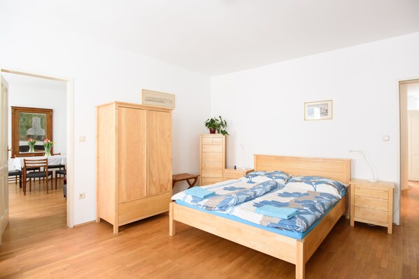 2 dormitorios, tabla de planchar con plancha, cuna de viaje