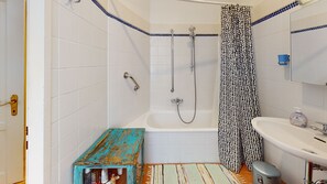 Ducha y bañera combinadas, secador de pelo, toallas y jabón