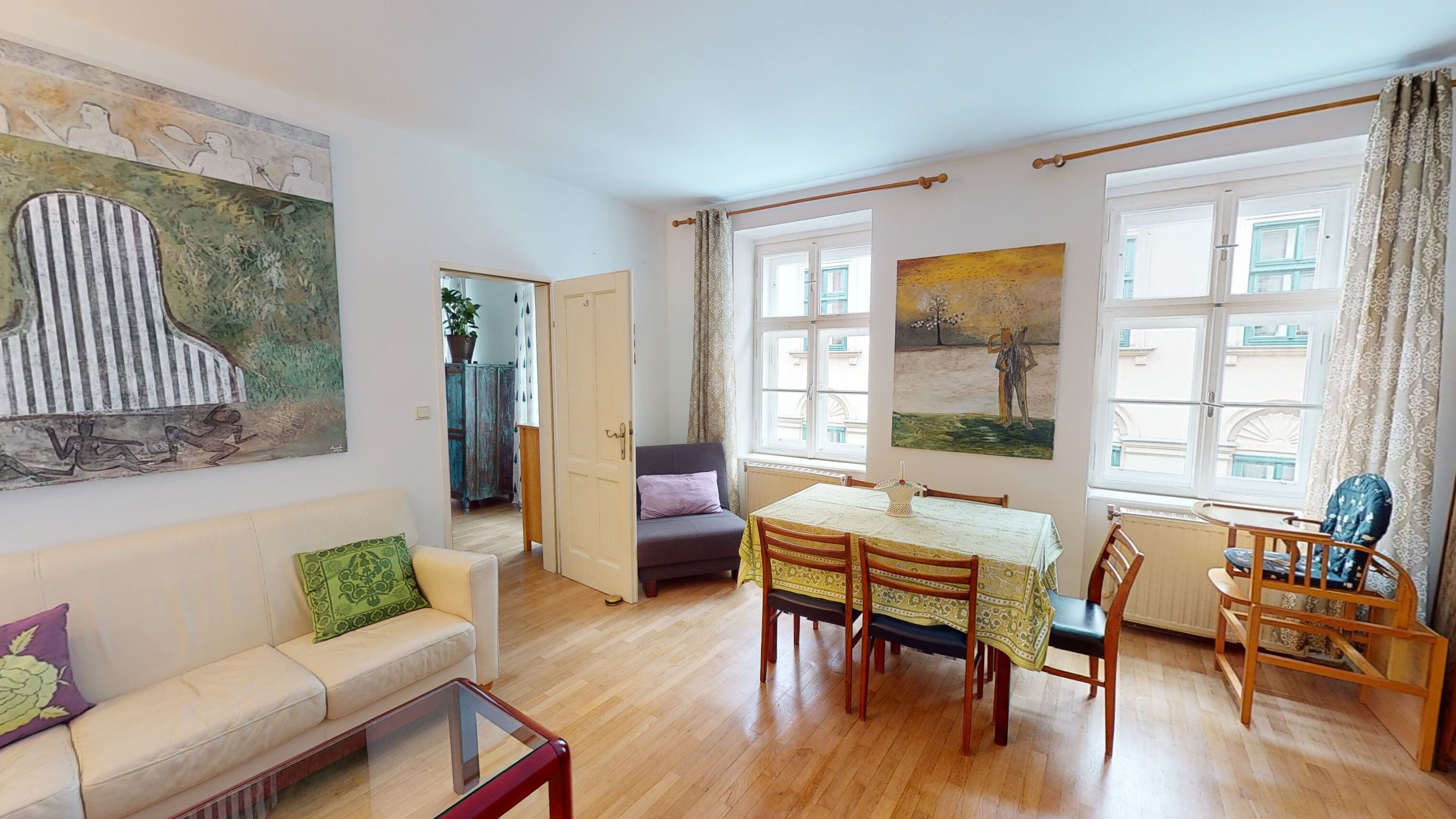 Smart-TV, DVD-Player, Bücher, Musikbibliothek