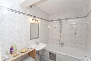 Combined shower/tub, hair dryer, towels, soap - Near the center, spacious apartment with modern facilities, excellent infrastructure (Wien)