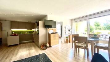 Smart-TV, DVD-Player, Tischtennisplatte, Kinderspielzeug