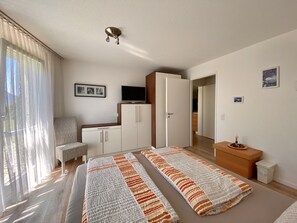 1 間睡房、書桌、熨斗/熨衫板、可攜式嬰兒床