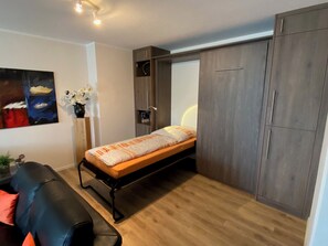 1 غرفة نوم ومكتب ومكواة/لوح كي وسرير سفر