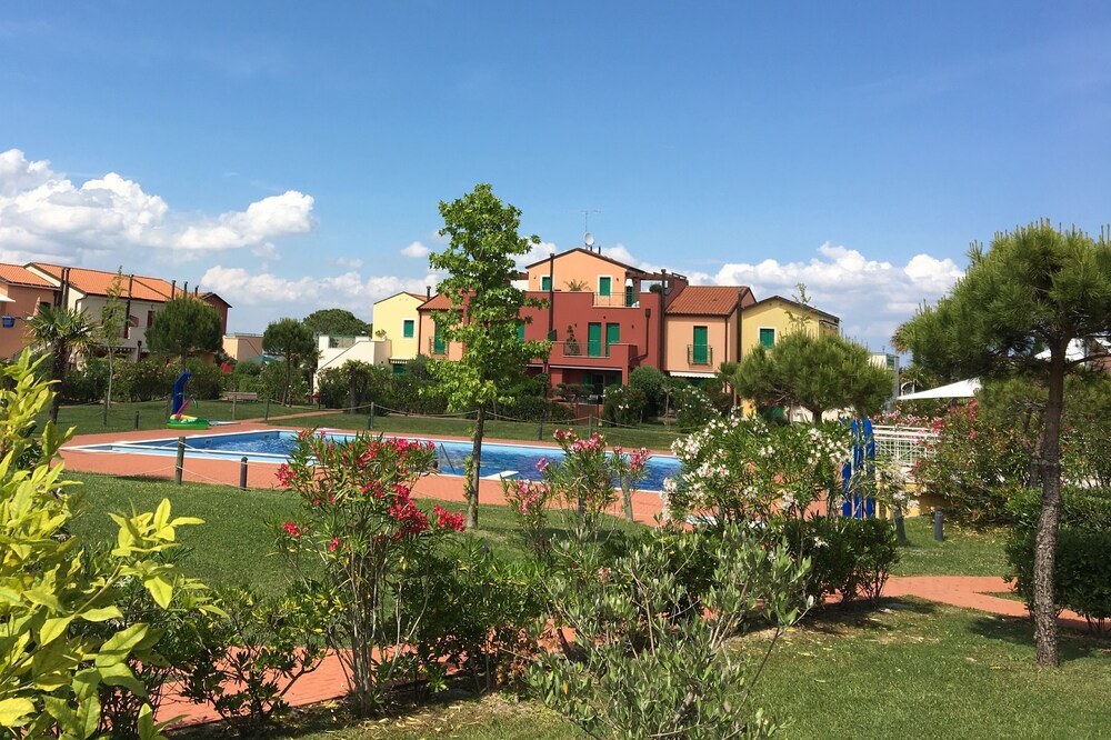 3-Zi. Apartamento con jardín, Lignano / Aprilia Marittima, piscina, aire acondicionado, se admiten perros
