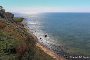 Una spiaggia nelle vicinanze