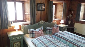 5 bedrooms, iron/ironing board, WiFi, bed sheets