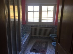 Bathtub, bidet, soap - Panorama-FeWo**** BEI WINTERBERG, 2 -10 pers., box-spring beds, WIFI / WLAN  (Schmallenberg)