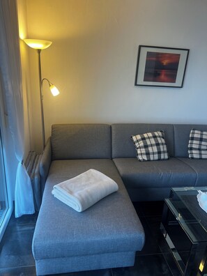 TV, DVD player, books, video library - The Baltic Sea on your doorstep with 2 balconies and WiFi (Ostseebad Nienhagen)