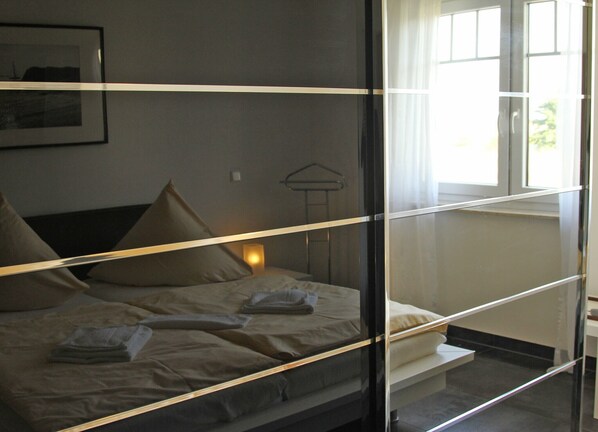 2 bedrooms, travel cot, WiFi - The Baltic Sea on your doorstep with 2 balconies and WiFi (Ostseebad Nienhagen)