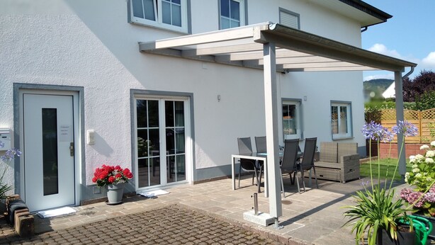 A house with a covered patio, a door, and a window. - **** late harvest apartment (Leiwen)