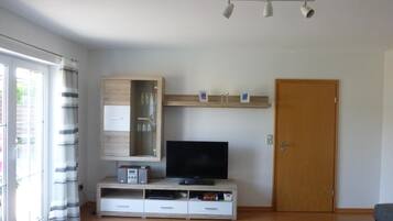 Fernseher, DVD-Player, Stereoanlage