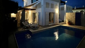 A two-story house with a swimming pool, outdoor seating, and a stone wall. - new holiday house with pool and exclusive furniture (Sagres)