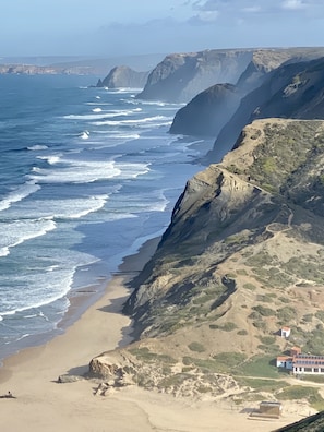 Perto da praia, espreguiçadeiras, toalhas de praia