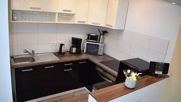 KĂŒhlschrank, Mikrowelle, Ofen, Herdplatte