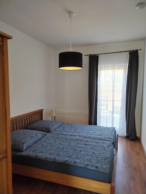 2 makuuhuonetta, tallelokero huoneessa, silitysrauta/-lauta