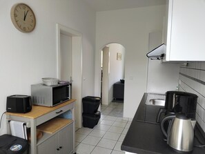 KĂŒhlschrank, Mikrowelle, Ofen, Herdplatte