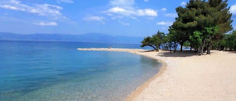 Una spiaggia nelle vicinanze