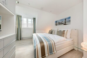 3 bedrooms, desk, travel crib, WiFi
