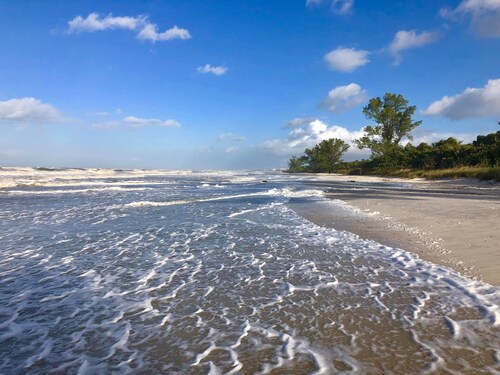 Charming Beach Cottage with private Pool&Spa! Walk to stunning Vanderbilt Beach