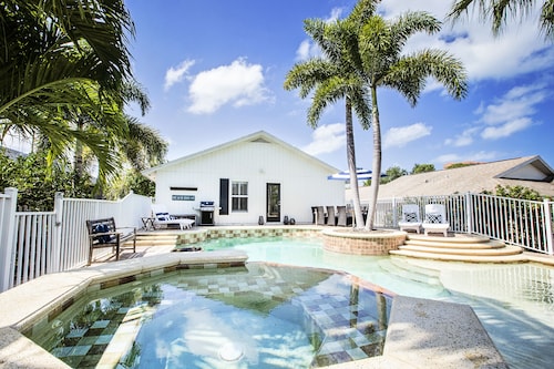 Charming Beach Cottage with private Pool&Spa! Walk to stunning Vanderbilt Beach