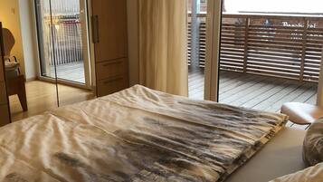 3 bedrooms, in-room safe, WiFi, bed sheets