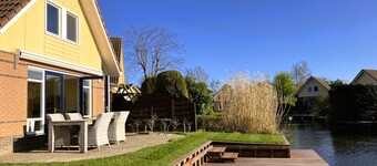 House on the Zuiderzee beach, vacation home right on the water with Wifi